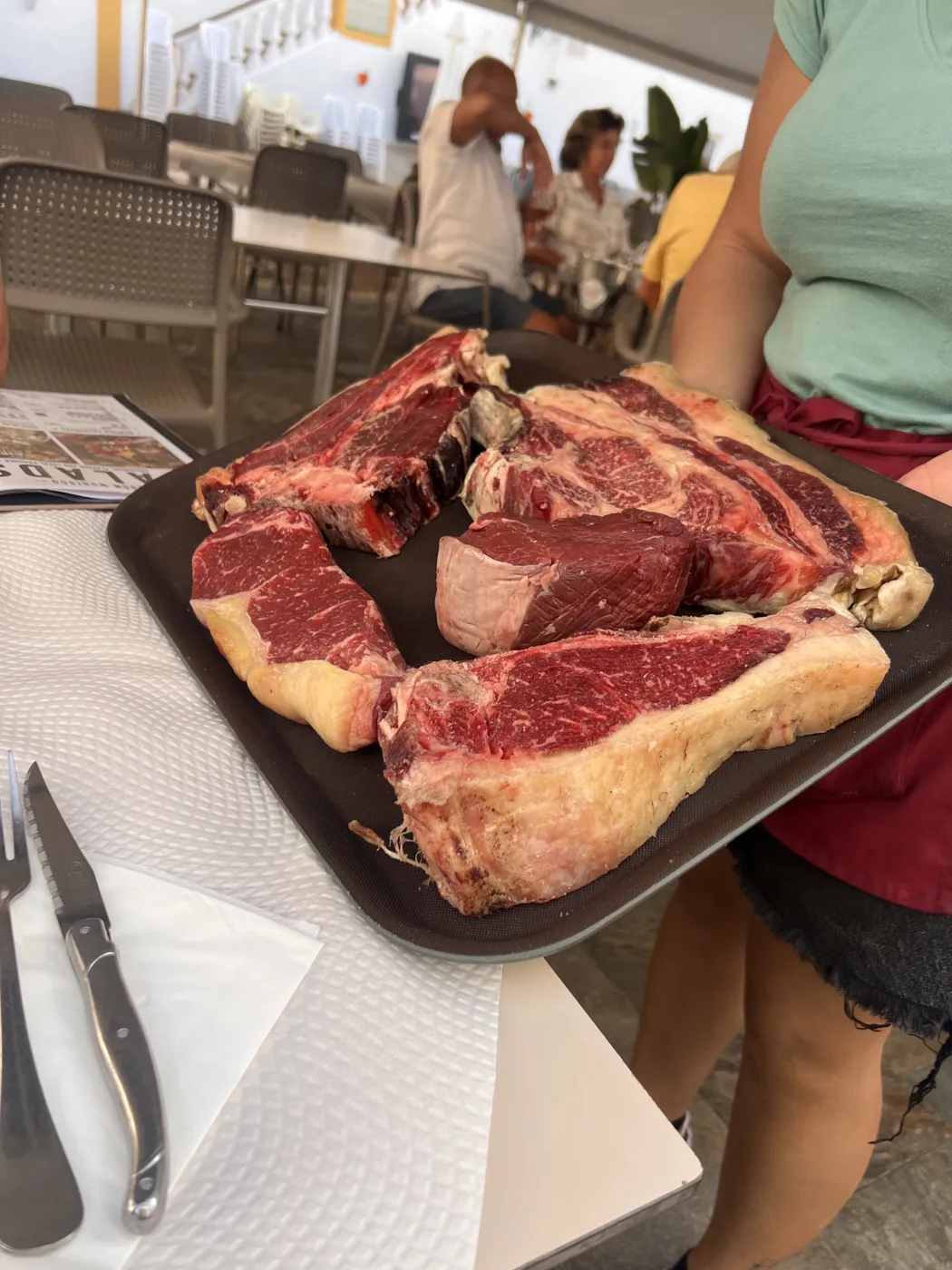Bandeja con cortes de vaca madurada presentada en la mesa