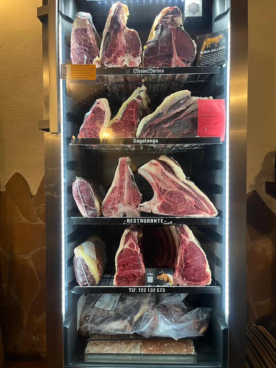 La cámara de maduración de Mesón Morisco con piezas de vaca