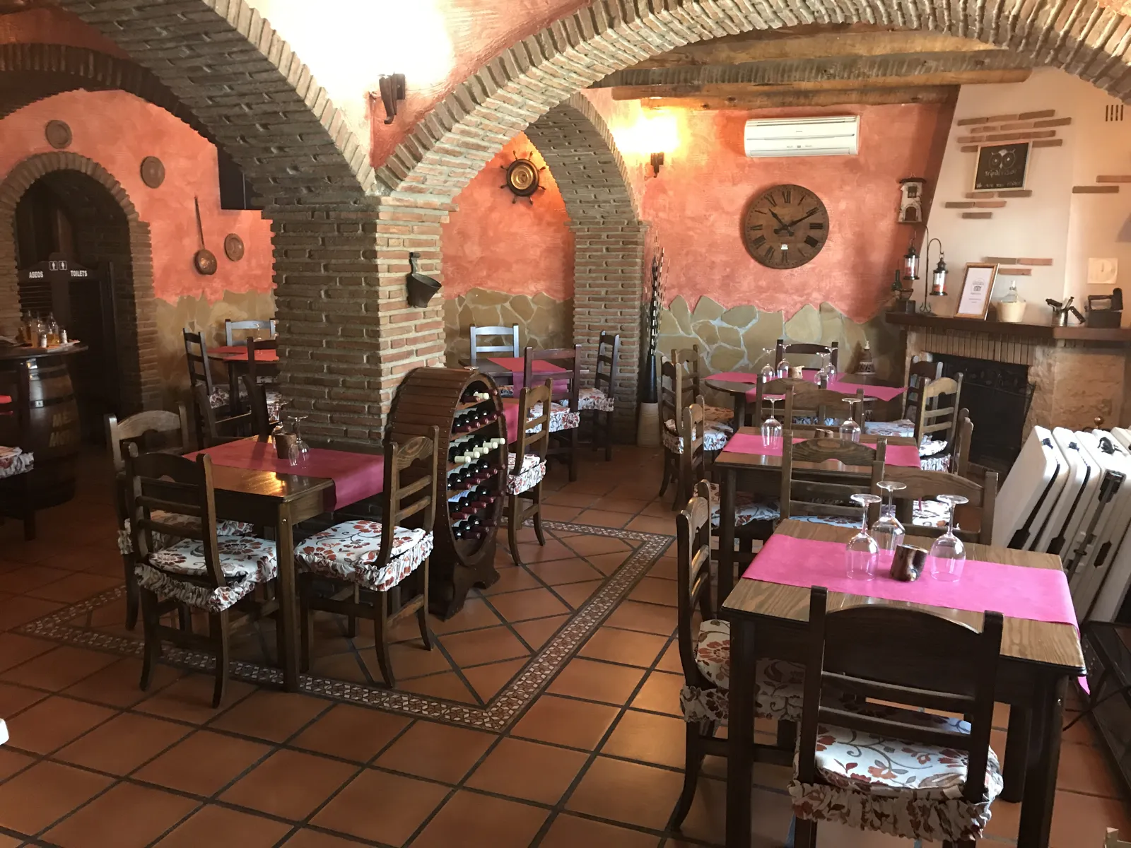 Comedor de Mesón Morisco bajo arcos de ladrillo