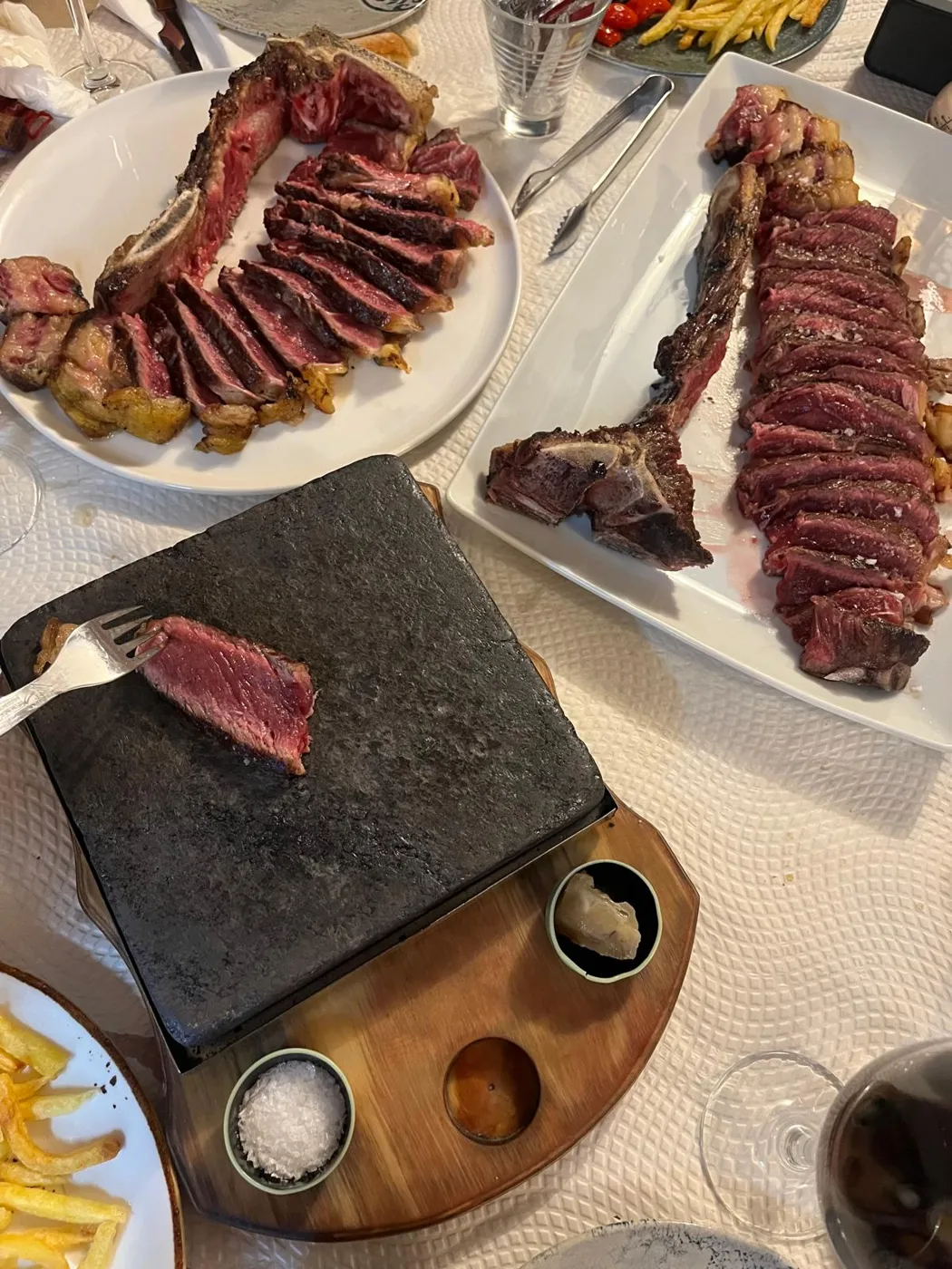 T-bone cortado sobre la piedra caliente